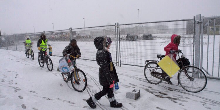Urgent help needed for children in emergency asylum shelters