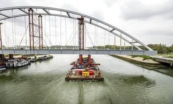 Scheuren ontdekt in brug richting Maasvlakte, rijstroken dicht