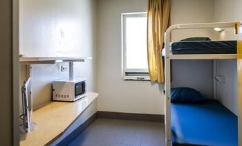 ‘Ze zitten te veel op hun kamer’