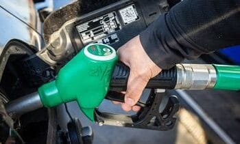 Nederlanders tanken massaal over de grens en rekenen daar 1,5 miljard euro af