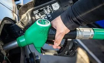 Nederlanders tanken massaal over de grens en rekenen daar 1,5 miljard euro af