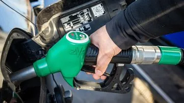 Nederlanders tanken massaal over de grens en rekenen daar 1,5 miljard euro af
