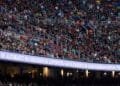 UEFA straft Feyenoord voor racisme en bekergooien bij Barcelona