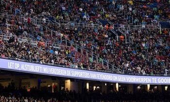UEFA straft Feyenoord voor racisme en bekergooien bij Barcelona