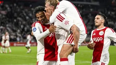 Ajax wint inhaalwedstrijd van Willem II en neemt vierde plaats in