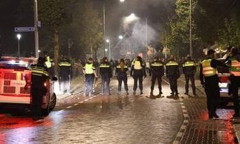 ME grijpt in bij azc-protest Kesteren na afsteken vuurwerk