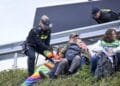 Politie houdt XR-activisten bij oprit A12 bij Zevenaar aan
