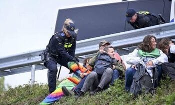 Politie houdt XR-activisten bij oprit A12 bij Zevenaar aan