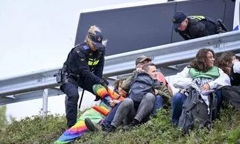 Politie houdt XR-activisten bij oprit A12 bij Zevenaar aan