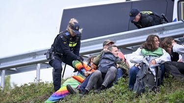 Politie houdt XR-activisten bij oprit A12 bij Zevenaar aan