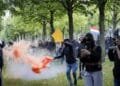 Demonstranten gebruiken geweld op Malieveld, ME grijpt in