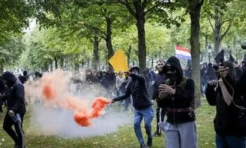 Demonstranten gebruiken geweld op Malieveld, ME grijpt in