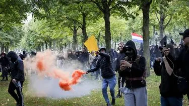 Demonstranten gebruiken geweld op Malieveld, ME grijpt in