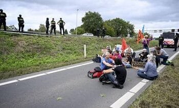 ME haalt XR-blokkeerders op A12 bij Zevenaar van weg
