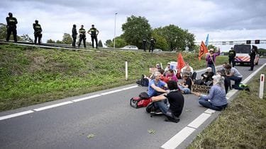 ME haalt XR-blokkeerders op A12 bij Zevenaar van weg