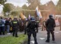 Politie ontbindt demonstratie Malieveld, ME wordt belaagd