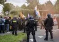 Politie ontbindt demonstratie Malieveld, ME wordt belaagd