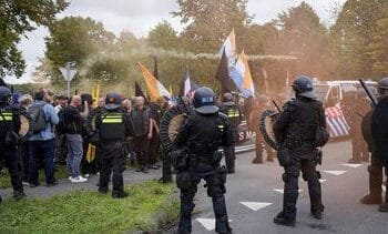 Politie ontbindt demonstratie Malieveld, ME wordt belaagd
