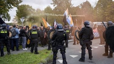 Politie ontbindt demonstratie Malieveld, ME wordt belaagd