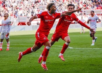 AZ top Eredivisie after Twente stage late comeback against PSV
