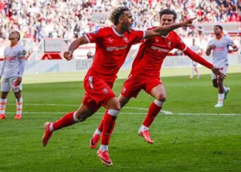 AZ top Eredivisie after Twente stage late comeback against PSV