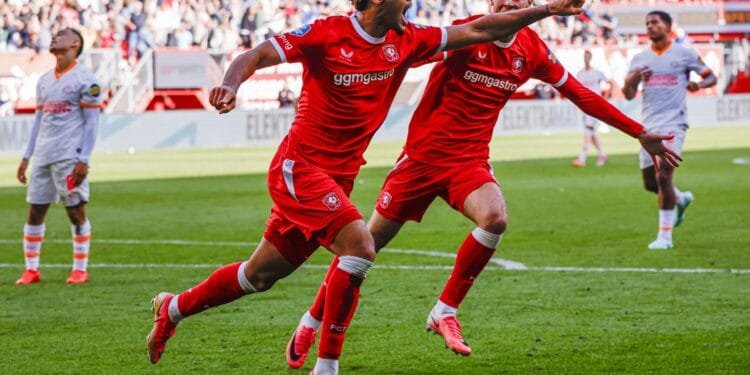 AZ top Eredivisie after Twente stage late comeback against PSV