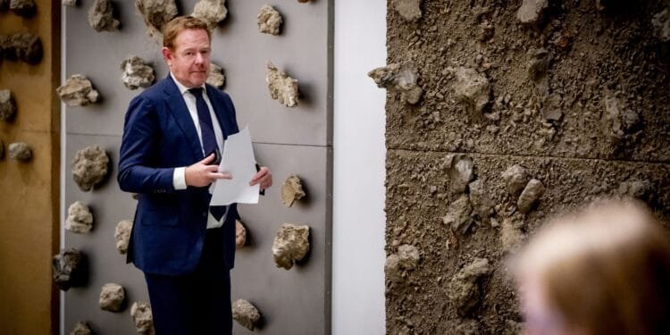 Van Weel survives no-confidence debate over crime stats row