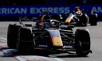 Russell blijft ontketende Verstappen net voor en wint GP in Bakoe