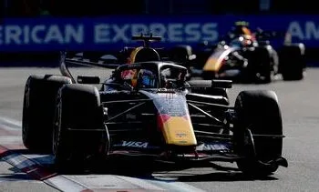 Russell blijft ontketende Verstappen net voor en wint GP in Bakoe