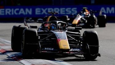 Russell blijft ontketende Verstappen net voor en wint GP in Bakoe
