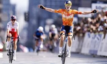 Wielrenster Vollering verovert eerste wereldtitel op de weg