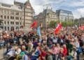 Duizenden bij protestactie ‘Stop de oorlogskoorts’ in Amsterdam