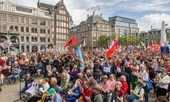 Duizenden bij protestactie ‘Stop de oorlogskoorts’ in Amsterdam