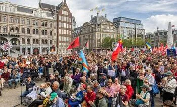 Duizenden bij protestactie ‘Stop de oorlogskoorts’ in Amsterdam