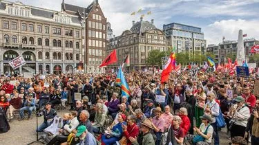 Duizenden bij protestactie ‘Stop de oorlogskoorts’ in Amsterdam