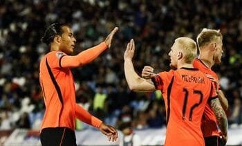 Meerdink helpt Oranje bij basisdebuut met twee treffers aan zege