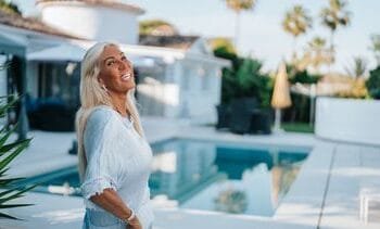Arie uit B&B Vol Liefde is inmiddels bij Caroline in Spanje en deelt een héél gezellig kijkje in hun leven