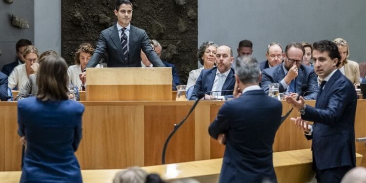 Jetten refuses to pick a side as opposition warns of drama