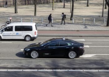 Amsterdam taxi drivers launch app to rival Uber