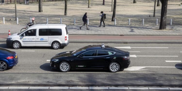 Amsterdam taxi drivers launch app to rival Uber