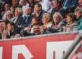 Rien werd eindeloos gepest en werd als enige niet op feestjes uitgenodigd, hij werd maar 24