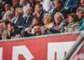 Rien werd eindeloos gepest en werd als enige niet op feestjes uitgenodigd, hij werd maar 24