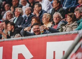 Rien werd eindeloos gepest en werd als enige niet op feestjes uitgenodigd, hij werd maar 24