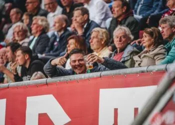 Rien werd eindeloos gepest en werd als enige niet op feestjes uitgenodigd, hij werd maar 24
