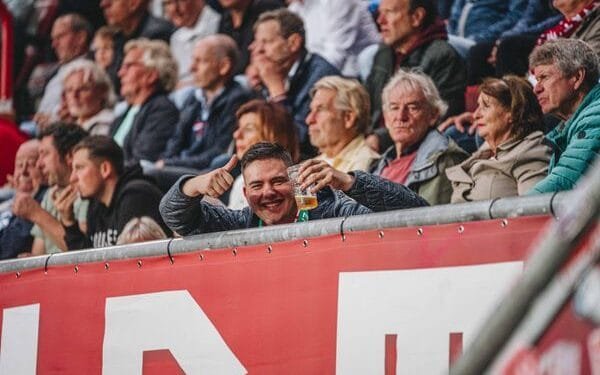 Rien werd eindeloos gepest en werd als enige niet op feestjes uitgenodigd, hij werd maar 24