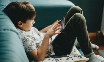 veel schermtijd hangt samen met slechtere schoolprestaties