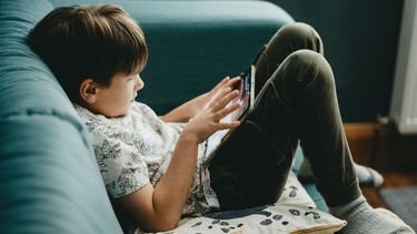 veel schermtijd hangt samen met slechtere schoolprestaties