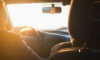 Rijinstructeur waarschuwt voor bekende 10-voor-2-houding: ‘Kan zware verwondingen veroorzaken’