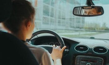 Een hogere reiskostenvergoeding vanwege dure benzine, kan dat zomaar? ‘Echt wel veel gevraagd’