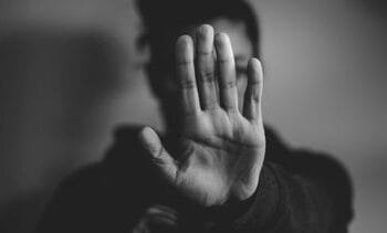 Ken jij iemand in een onveilige relatie? Hoogleraar deelt 5 tips